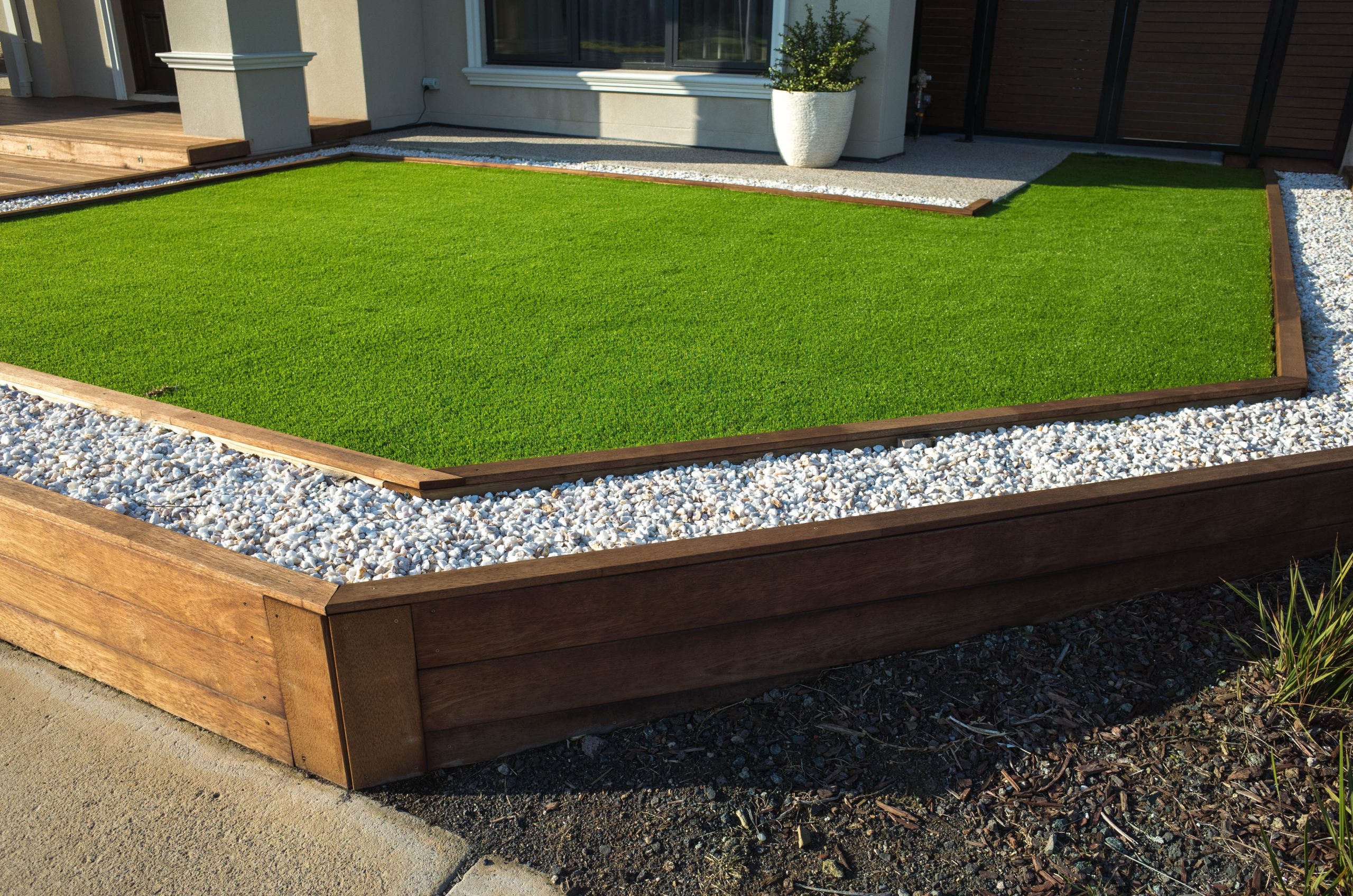 Artificial,Grass,Lawn,Turf,With,Wooden,Edging,In,The,Front