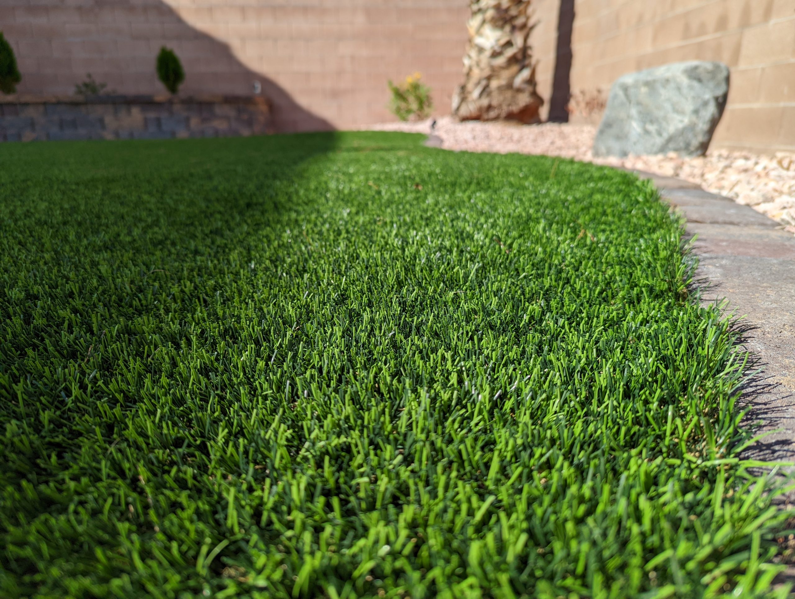 Close,Up,Of,Vibrant,Green,Artificial,Grass,Turf,In,Residential
