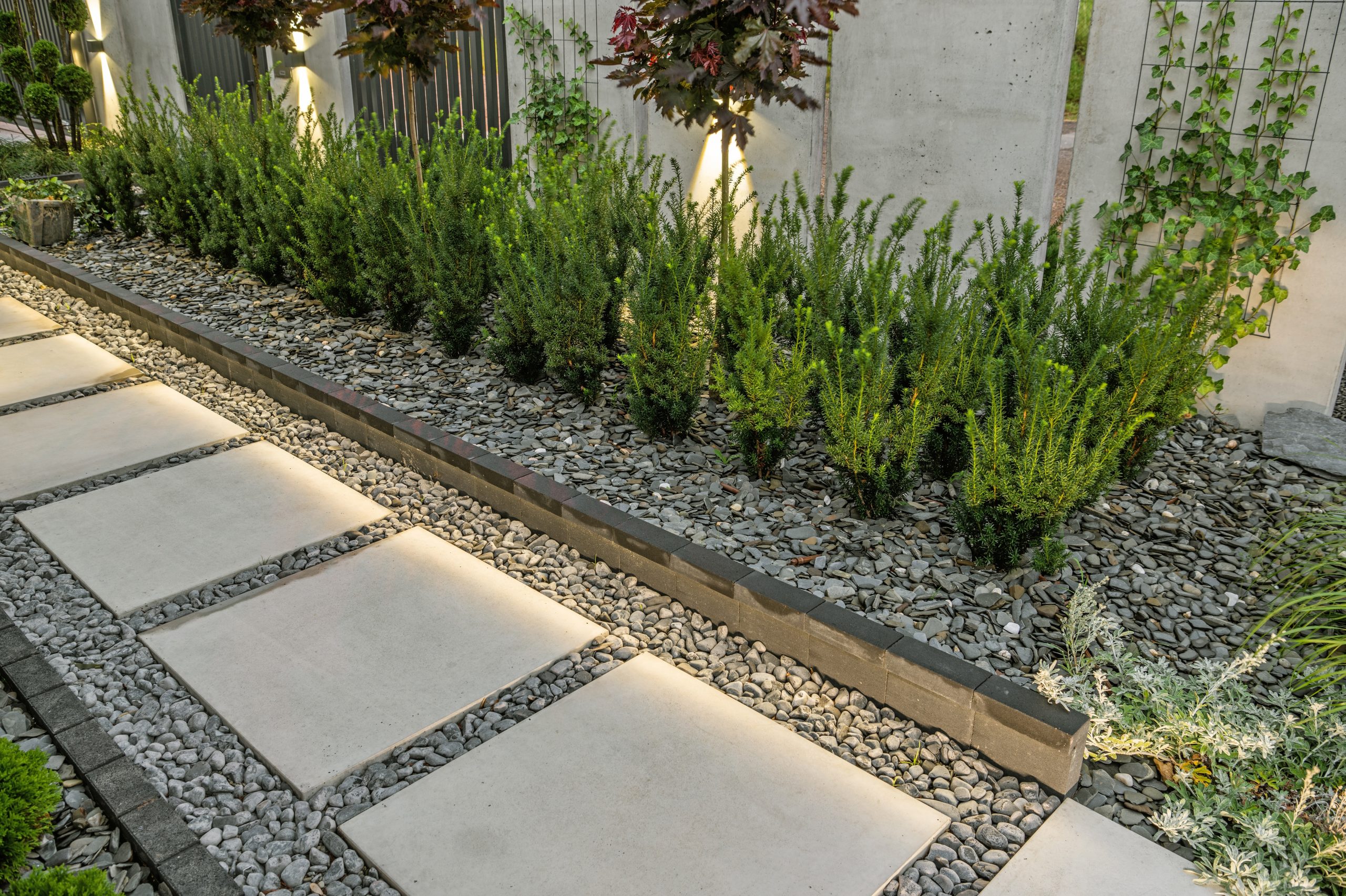 Beautifully,Arranged,Fence,Line,In,Front,Of,The,Residential,House.