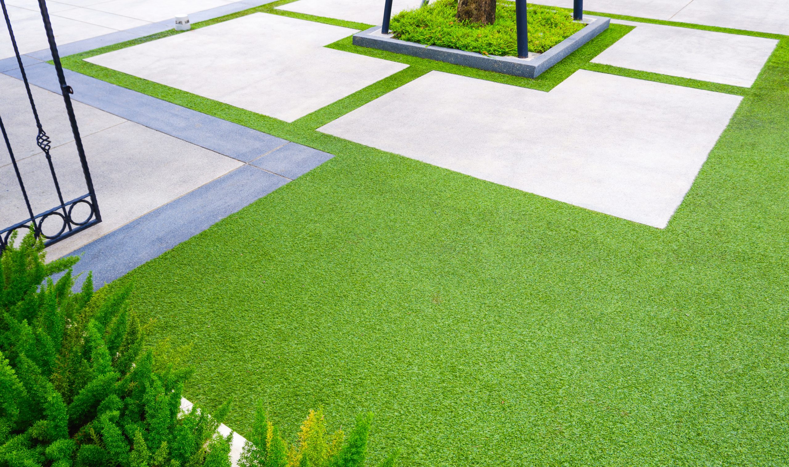 Artificial,Grass,Turf,With,White,Geometric,Cobblestone,Pavement,Floor,In