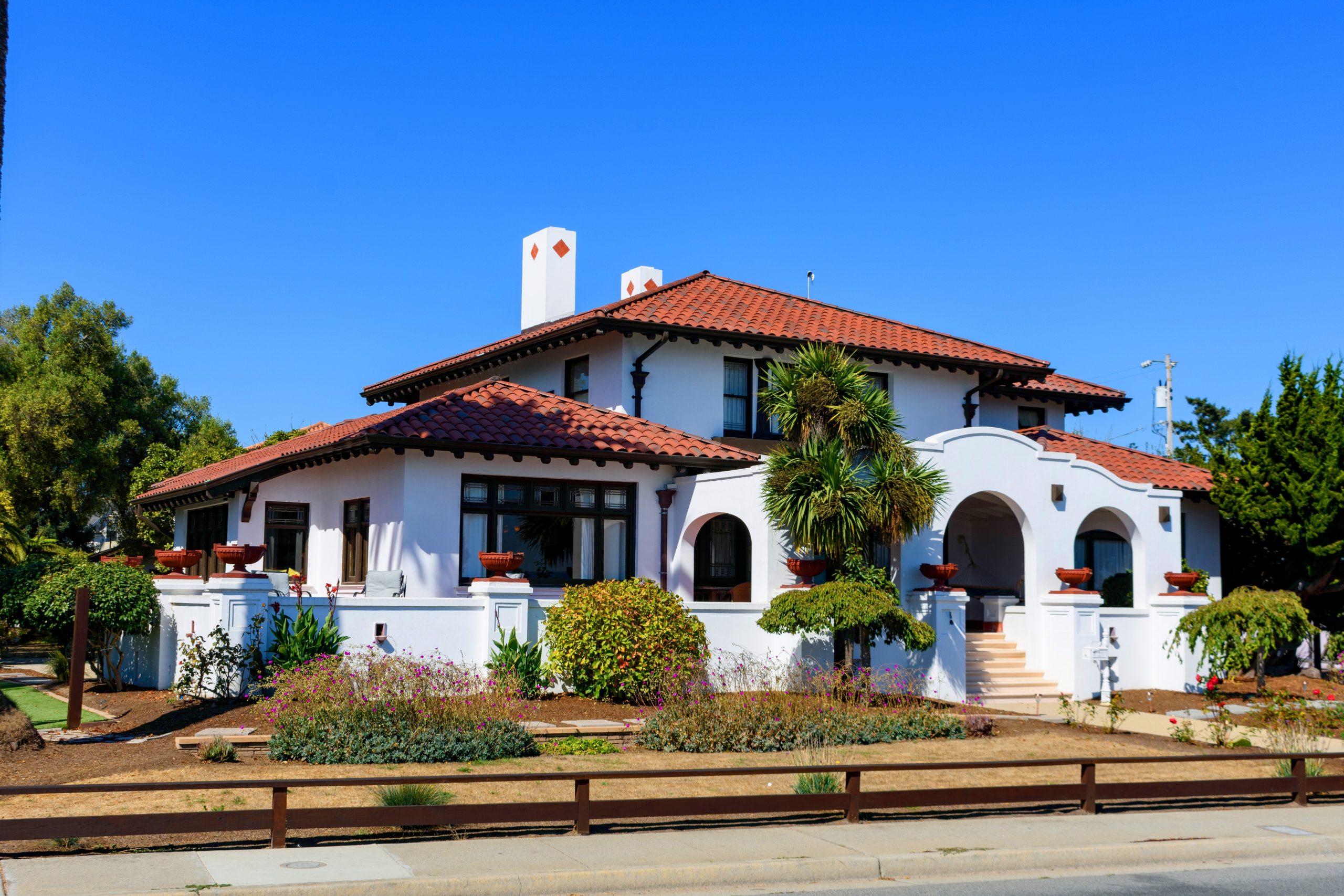 Exterior,View,Of,A,Spacious,,White,Stucco,Single,Family,Home