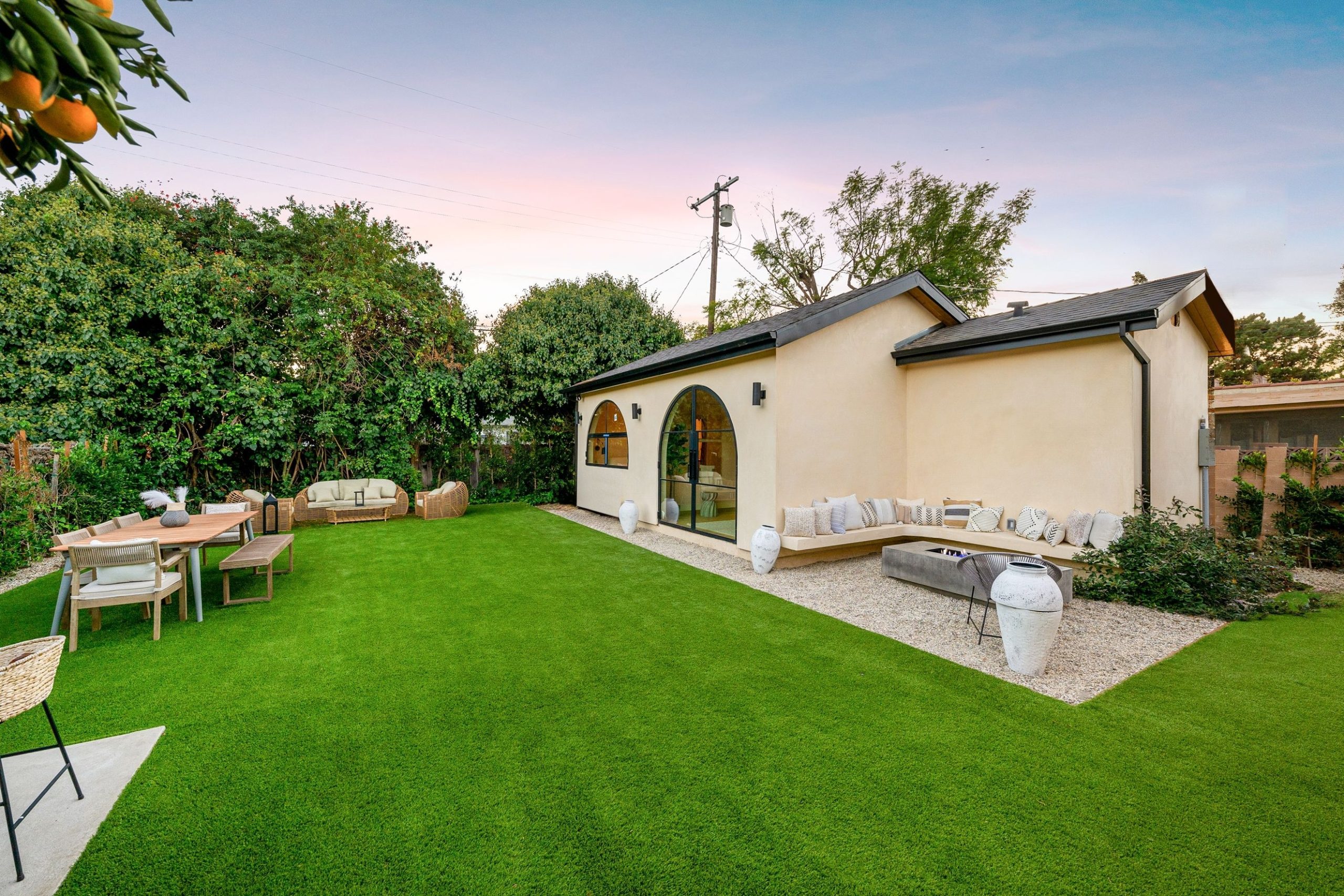 Modern,Backyard,With,Lush,Green,Lawn,,Outdoor,Seating,,And,Cozy