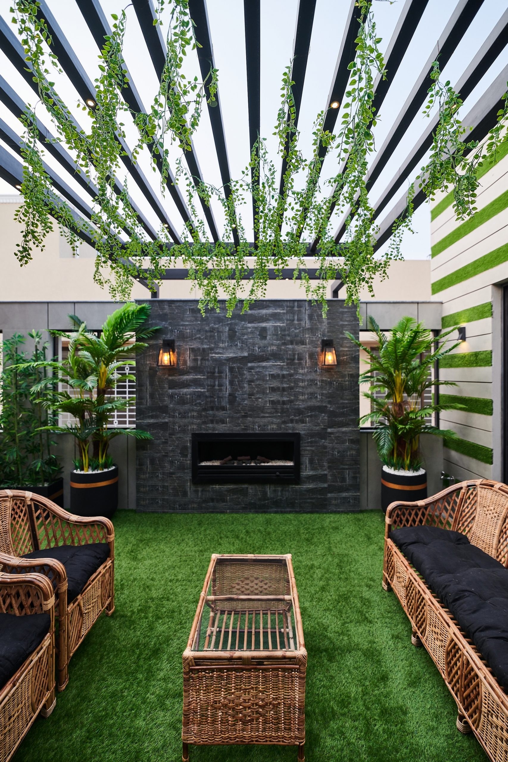 Modern,Outdoor,Living,Space,With,Artificial,Turf,,A,Fireplace,,Comfortable