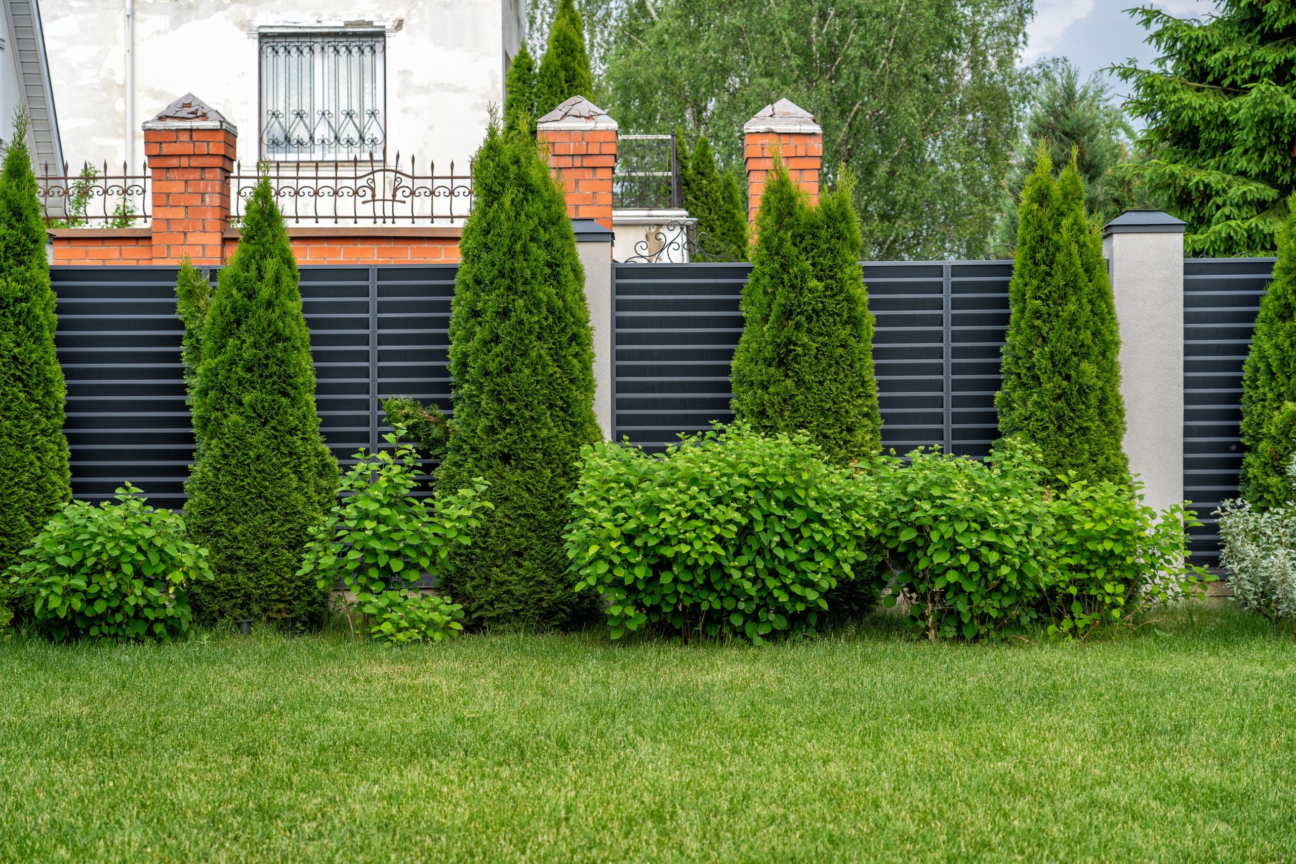 Beautifully,Manicured,Residential,Garden,Showcasing,Vibrant,Green,Lawn,In,Foreground,