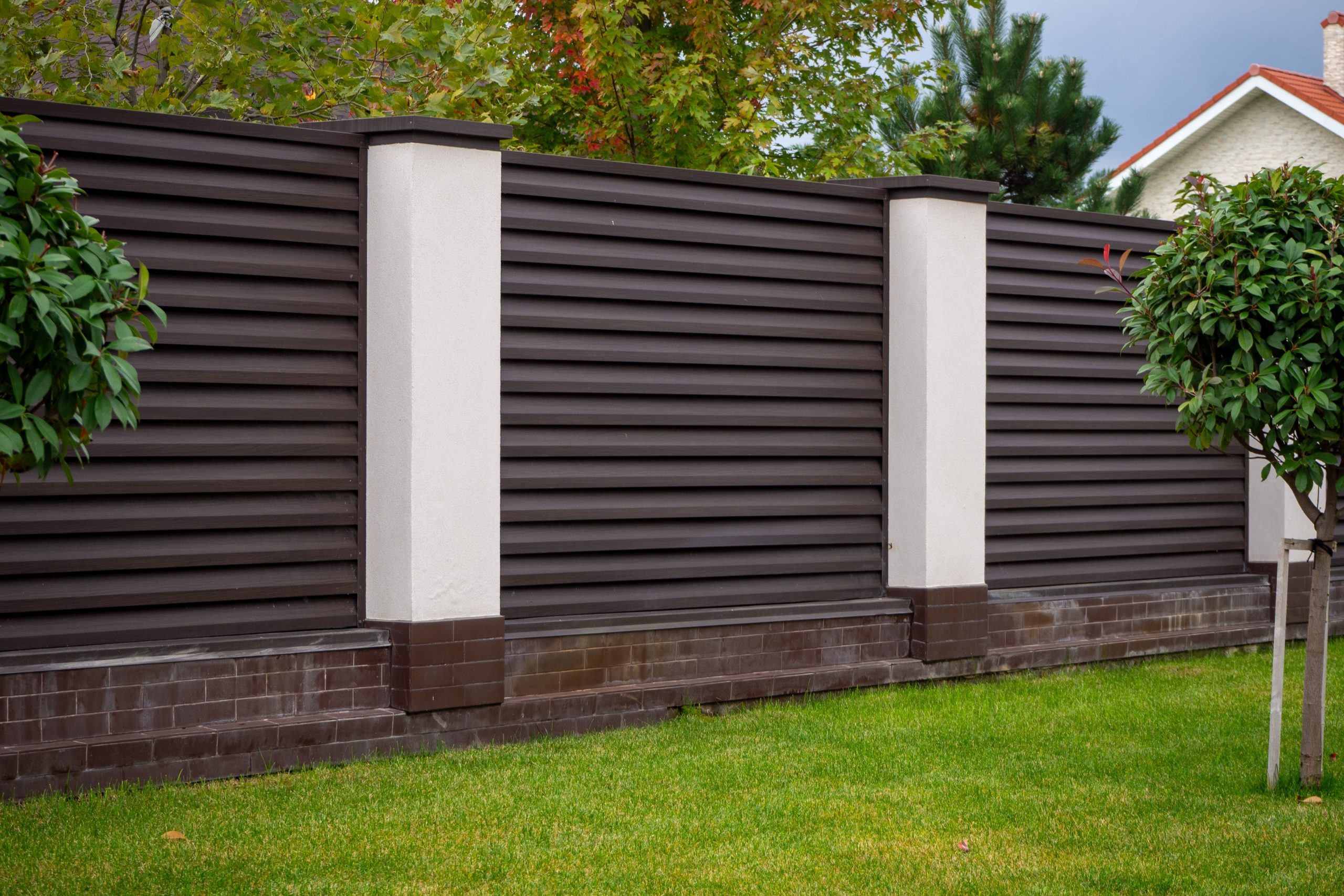 Modern,Dark,Brown,Composite,Fence,With,White,Pillars,And,Brick