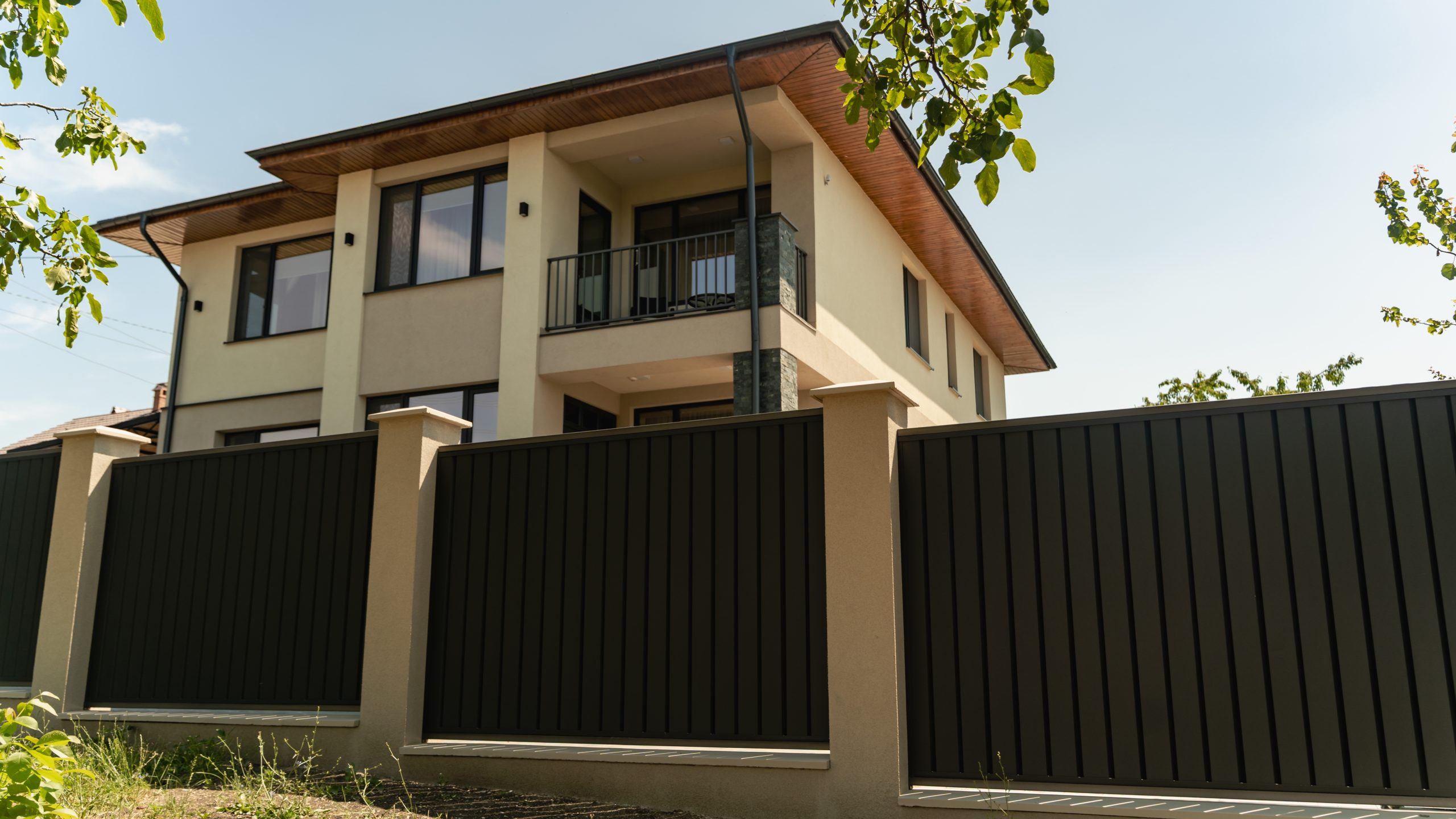 Modern,Residential,Home,With,A,Stylish,Design,Surrounded,By,Greenery